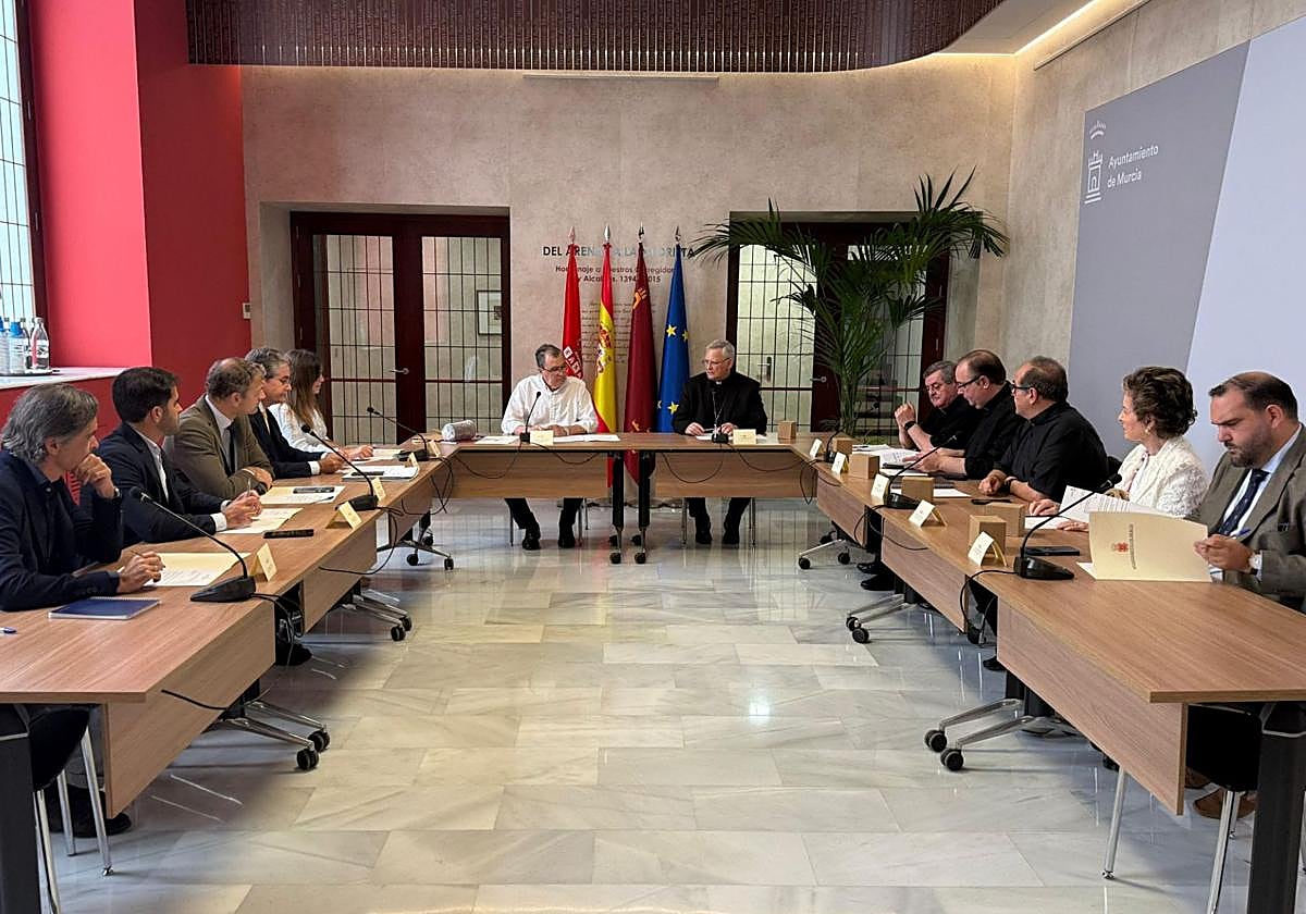 La reunión del comité organizador del centenario con el alcalde José Ballesta.