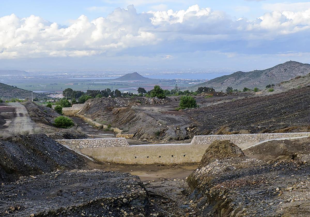 Diques en la rambla del Beal para frenar la llegada de metales pesados al Mar Menor desde la Sierra Minera.