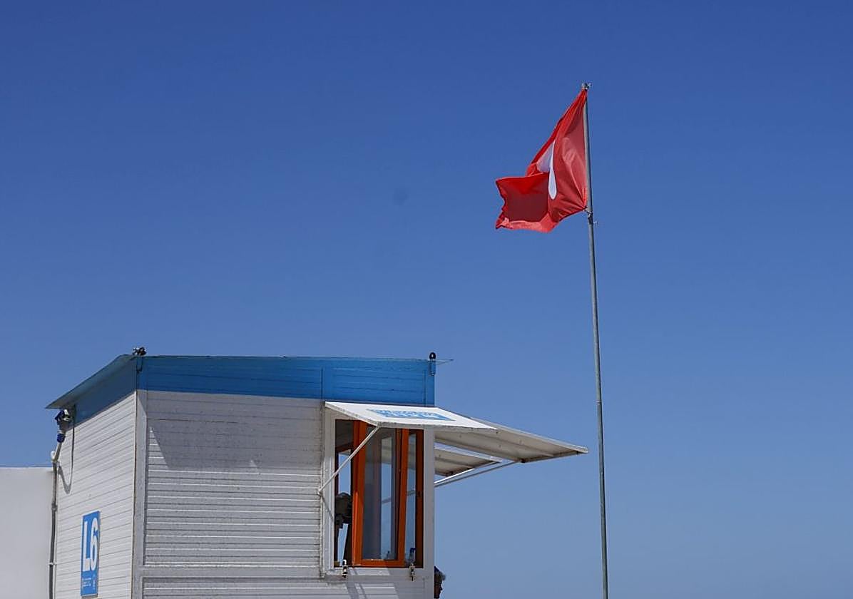 Una bandera roja ondeando en una de las playas de San Javier, en una foto de archivo.