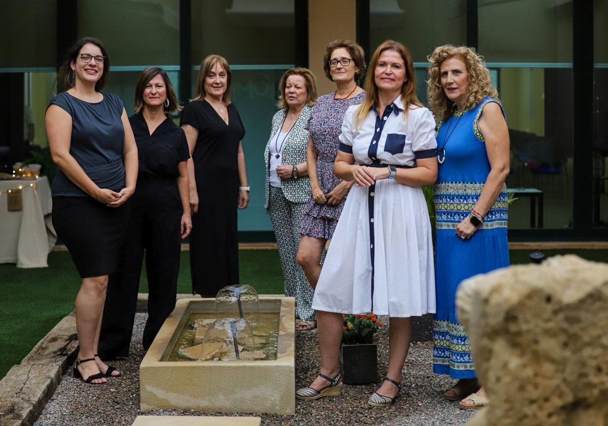 La nueva junta directiva de la Organización de Mujeres Empresarias y Profesionales, ayer, durante la presentación.