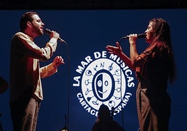 Salvador Sobral y Silvia Pérez Cruz, anoche, en el escenario del Auditorio Paco Martín, antes de suspenderse el recital por la lluvia.