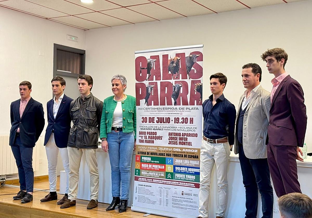 Presentación en abril de la Espiga de Plata, con los seis novilleros y la alcaldesa de Calasparra, Teresa García.