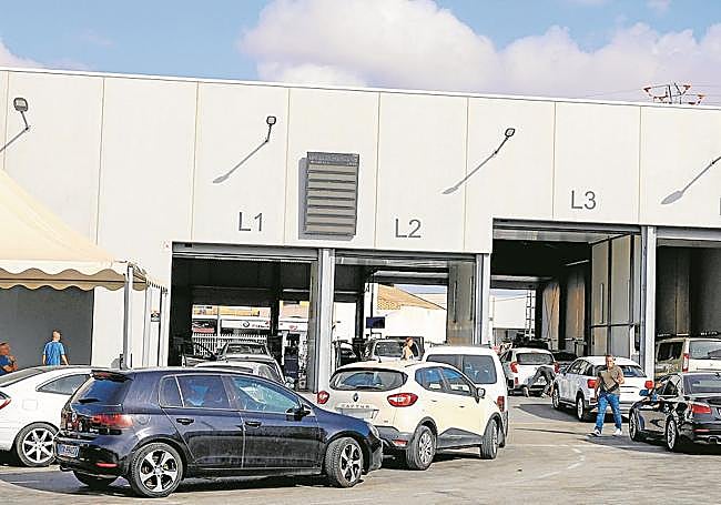 Cola de vehículos en la estación de ITV Ciudad de Murcia.