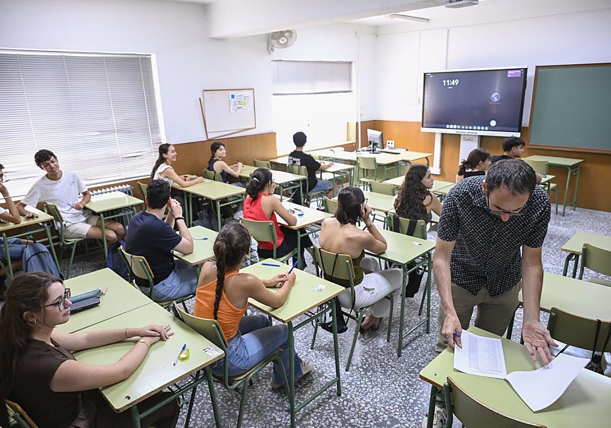 Alumnos de Bachillerato de la Región se disponen a hacer la prueba para el Premio Extraordinario.