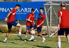 Juan Carlos Real, en el centro de la imagen, durante un entrenamiento del Real Murcia en Pinatar Arena durante esta pretemporada.
