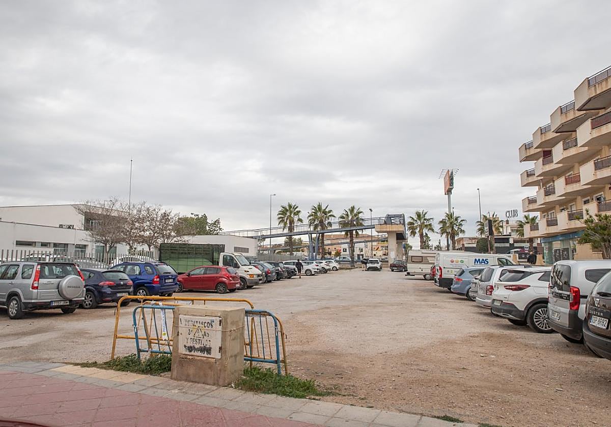 Aparcamiento en el solar junto al centro de salud de la costa.