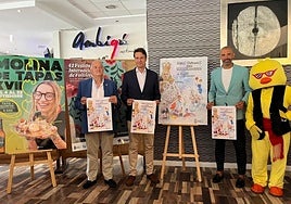 El alcalde de Molina de Segura, José Ángel Alfonso, flanqueado por el edil de Fiestas Locales, Juan de Dios García, y el concejal de Deporte y Salud, Carlos Perelló, en la presentación del programa y cartel de las fiestas patronales 2025.