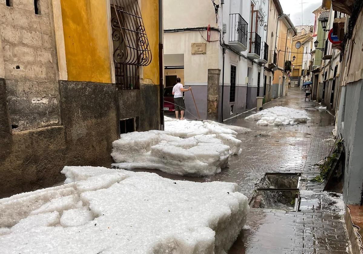 Placas de granizo en una calle de Caravaca, el jueves por la tarde.