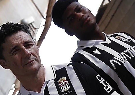 Alberto García, exfutbolista del Cartagonova FC, con la primera camiseta del FC Cartagena para la campaña 2025-26, junto a Jhafets Reyes.