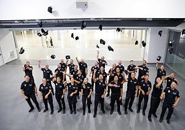 Los nuevos agentes celebran el final del curso de formación.
