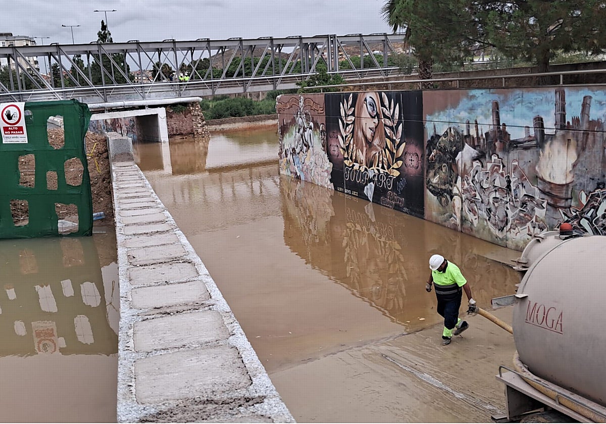 Un operario achica el agua acumulada en el antiguo paso subterráneo de Santa Clara.