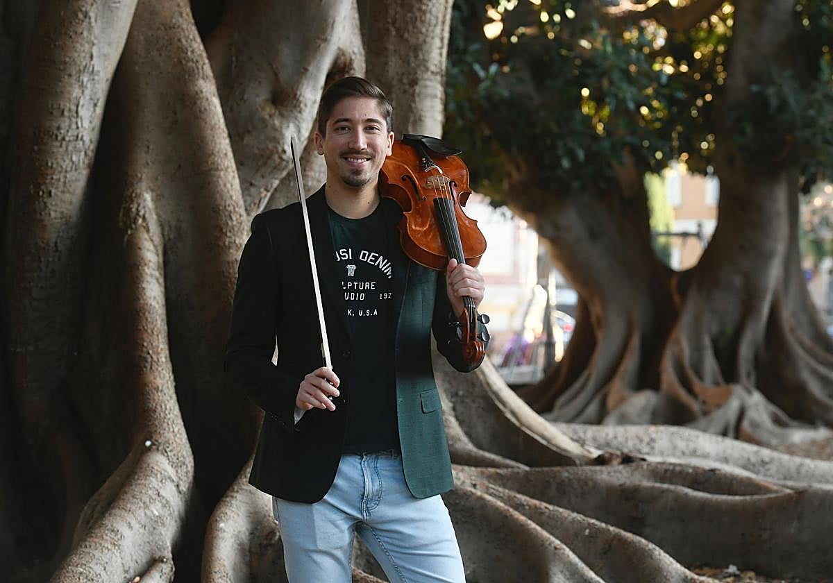 Zoar Mellado, jefe de la sección de violas de la Sinfónica de la Región de Murcia, en el jardín Floridablanca de Murcia.