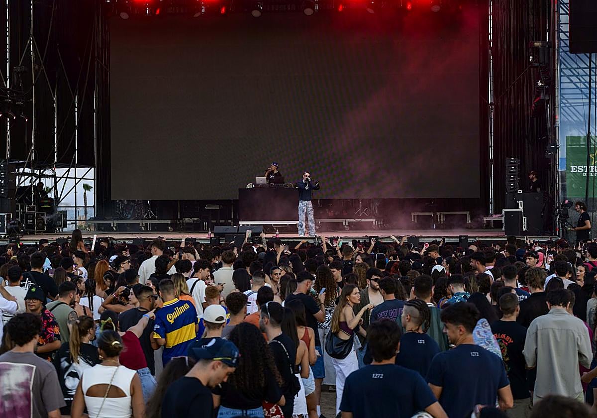 Parte del público del Fan Futura Fest sigue la actuación de Khea, este viernes.