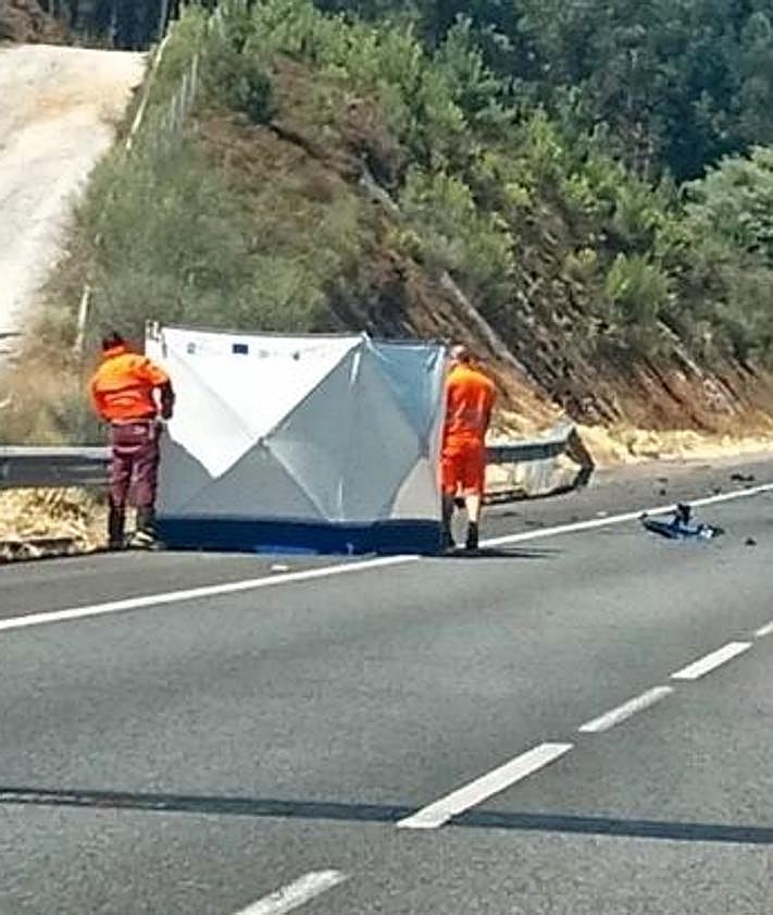 Imagen secundaria 2 - 1. Estado en que quedó el BMW azul del acusado tras el siniestro. 2. Emergencias en el lugar del accidente.
