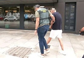 Un agente, junto al joven murciano acusado de arrollar a un motorista en Galicia.