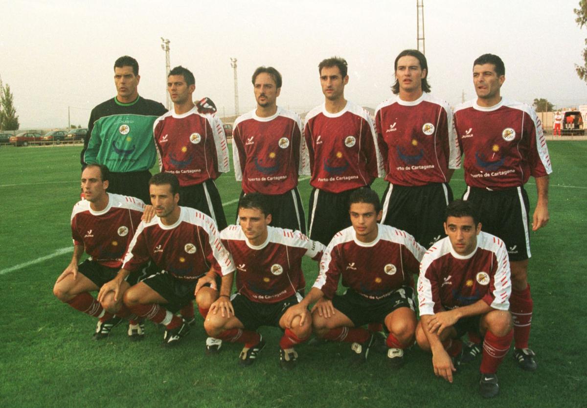 Imagen secundaria 1 - 1. En 2000, con la segunda equipación que este año se homenajea. 2. Alberto García, en un partido de 1997 en El Pitín de San Javier.