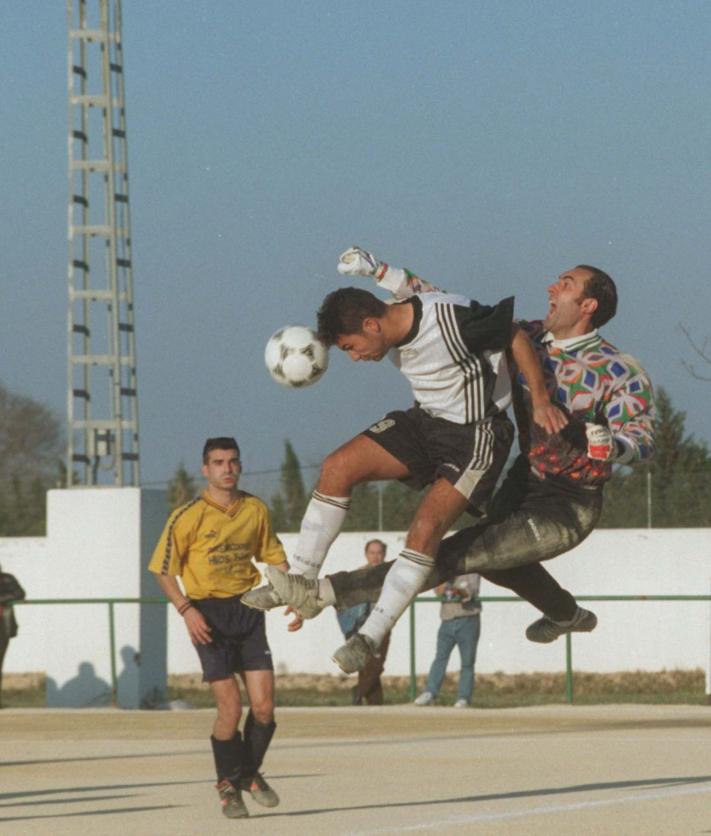 Imagen secundaria 2 - 1. Celebrando el ascenso a Segunda de 1998 en el submarino. 2. Juan Carlos Cordero, cuando El Mayayo era de tierra, en 1997.