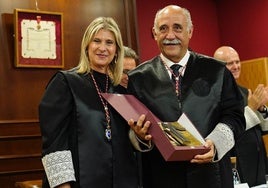 Entrega de la distinción a Francisco Martínez Escribano.
