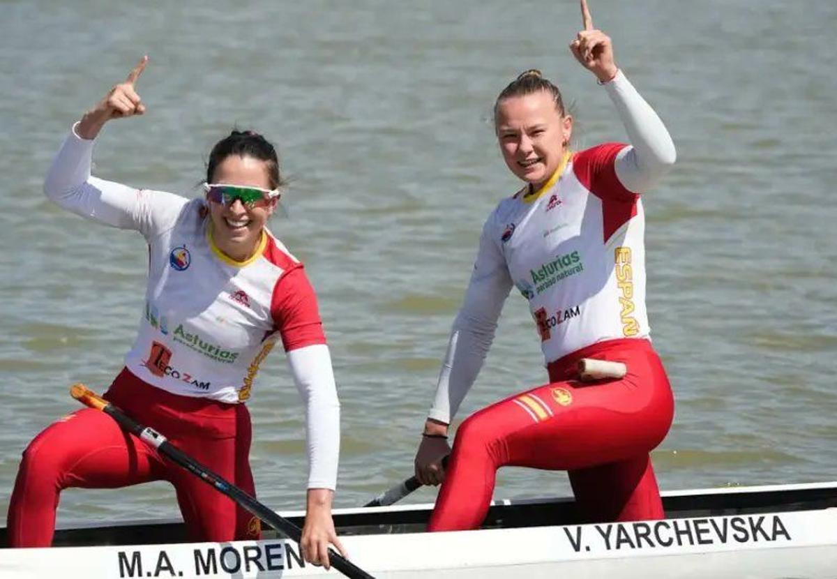 Viktoria Yarchevska (dcha) celebra la victoria junto a su compañera.