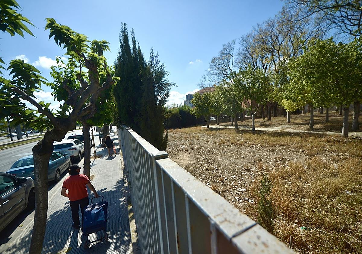 Parcela junto a la piscina municipal de Espinardo ofrecida para el nuevo centro cultural y que rechazan los vecinos.