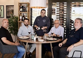 De izquierda a derecha Julio García, director del festival de La Unión, junto a su alcalde Joaquín Zapata; el chef Juan Ángel Nadal; el alcalde de Torre Pacheco, Pedro Ángel Roca y su director del festival de Lo Ferro, Francisco Aparicio, en el restaurante El Rincón del Patrón.