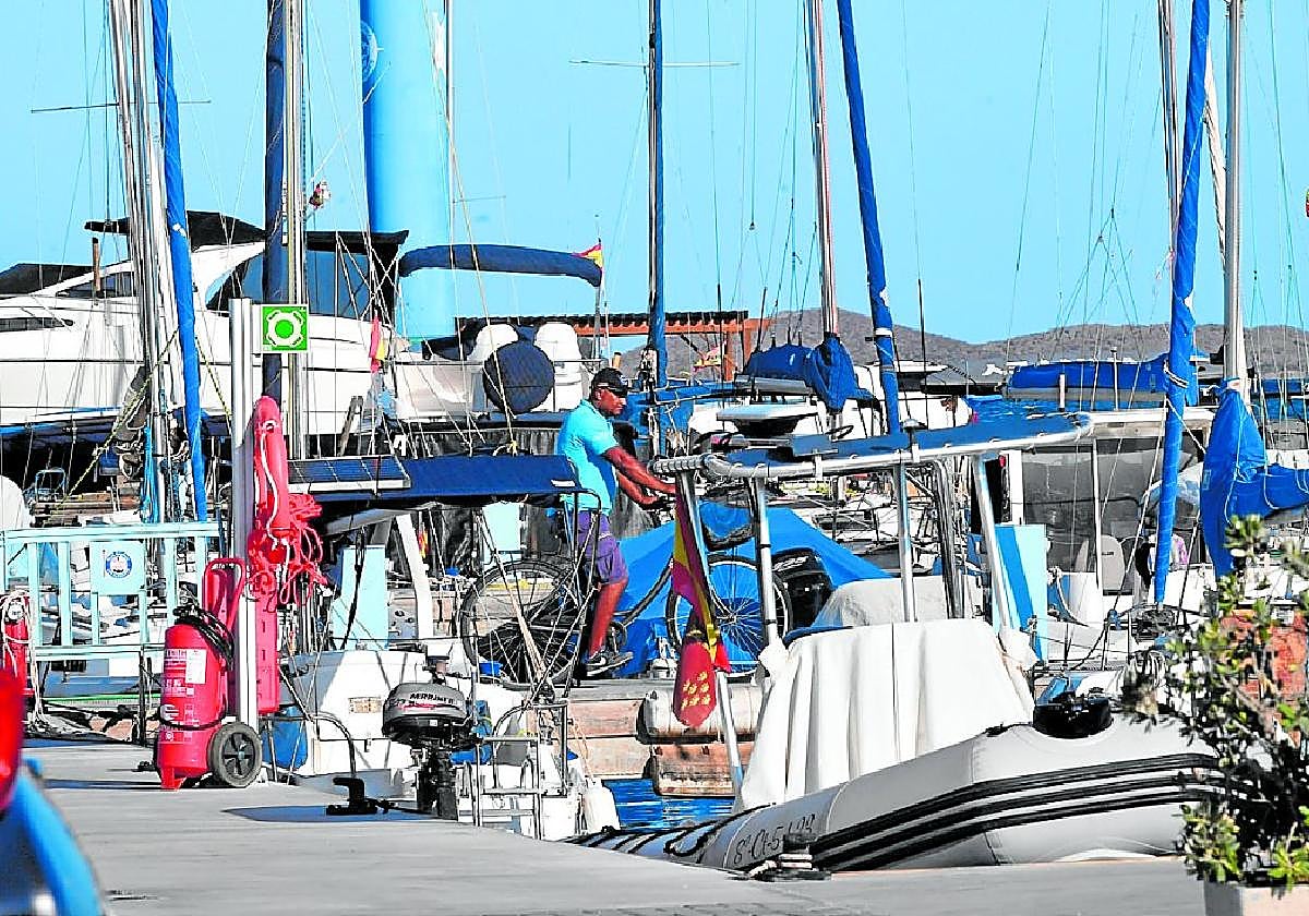 Usuarios de barcos disfrutando de la jornada de este sábado en el puerto deportivo de Los Alcázares.