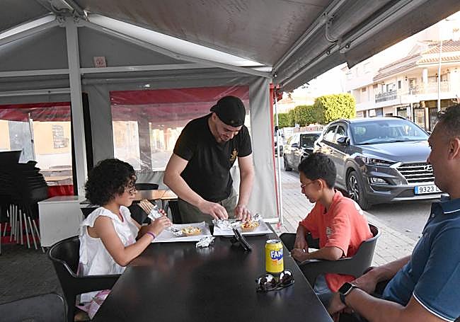 Nabil Moreno cena en familia en la terraza del local.