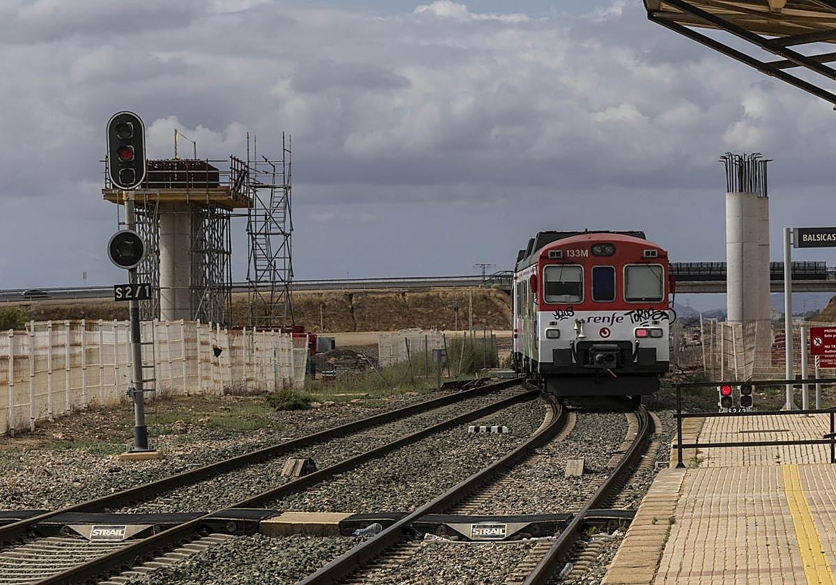 Un tren del servicio de media distancia entre Cartagena y Murcia entra en la estación de Balsicas, en obras.
