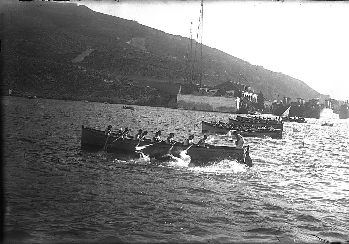 Imagen principal - Traineras. Regata en el puerto de Cartagena (1925).| Waterpolo. Momento de partido (1922). | Ocho metros. Salto desde el Club de Regatas de Cartagena (1922). 