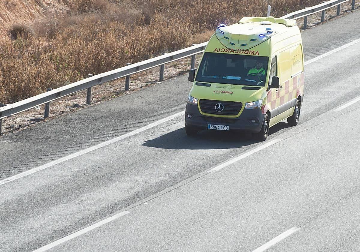 Una ambulancia, de camino a atender una emergencia.