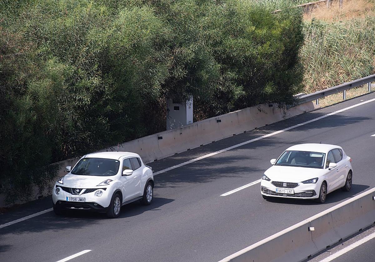 Varios coches circulan esta semana frente al radar de la MU-30.