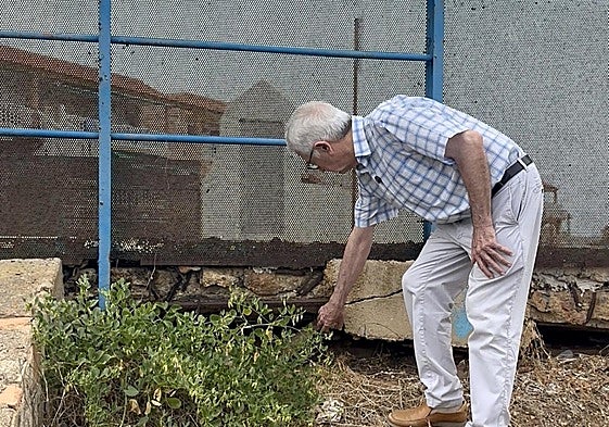 El edil Enrique Pérez Abellán señala algunos desperfectos del puente.