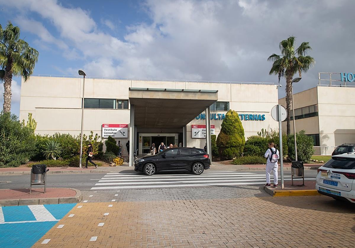 Una de las entradas al Hospital Universitario de Torrevieja.