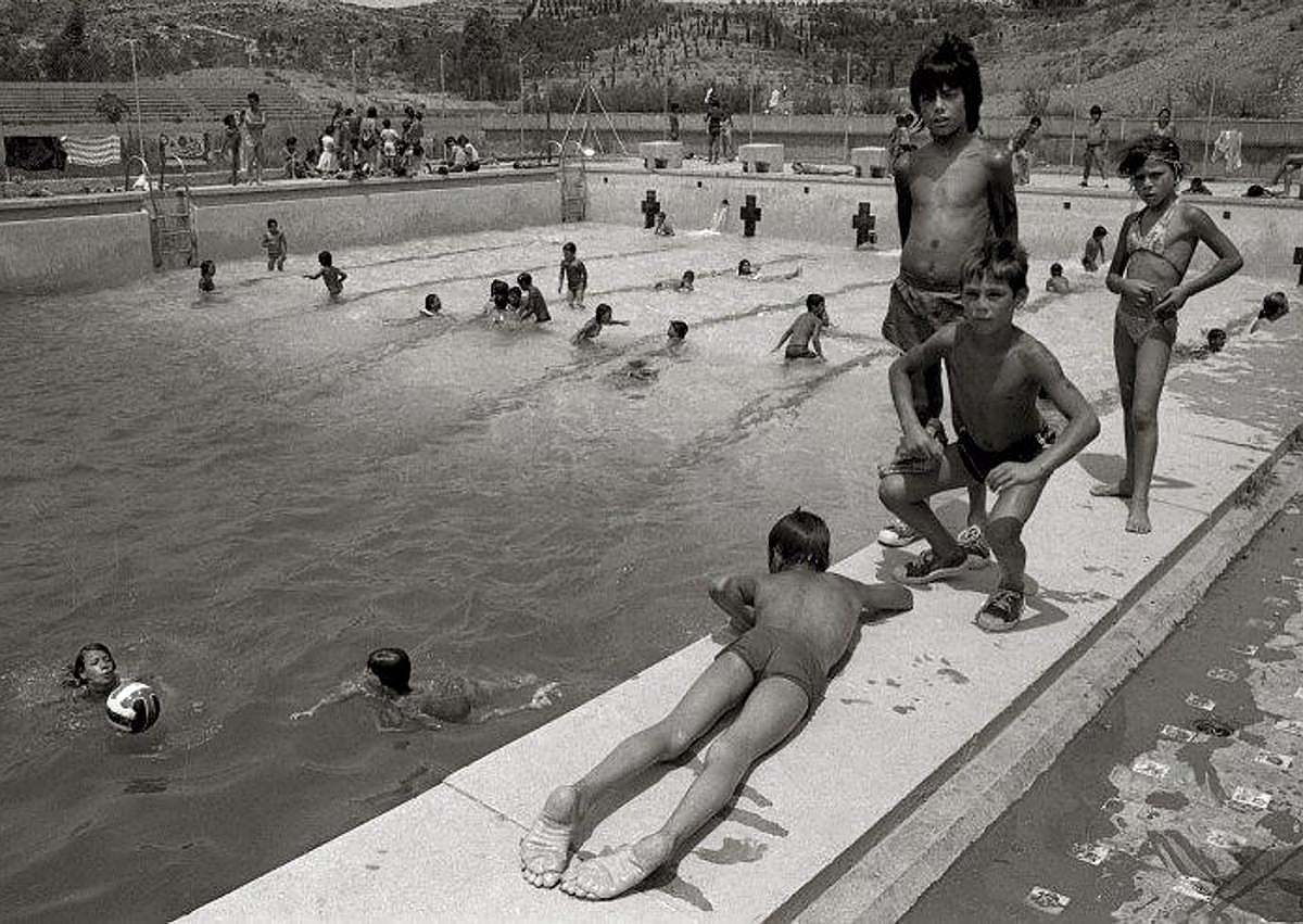 Imagen secundaria 1 - Murcia. Emigrantes a la vendimia francesa en la estación del Carmen (1977). | Espinardo. Campamento de verano para niños marginados de los cinco barrios más pobres de Murcia (1981). | San Javier. Vittorio Gassman, a su llegada al aeropuerto de San Javier con motivo de su participación en el festival de la localidad. Finalmente no actuó (1984). 