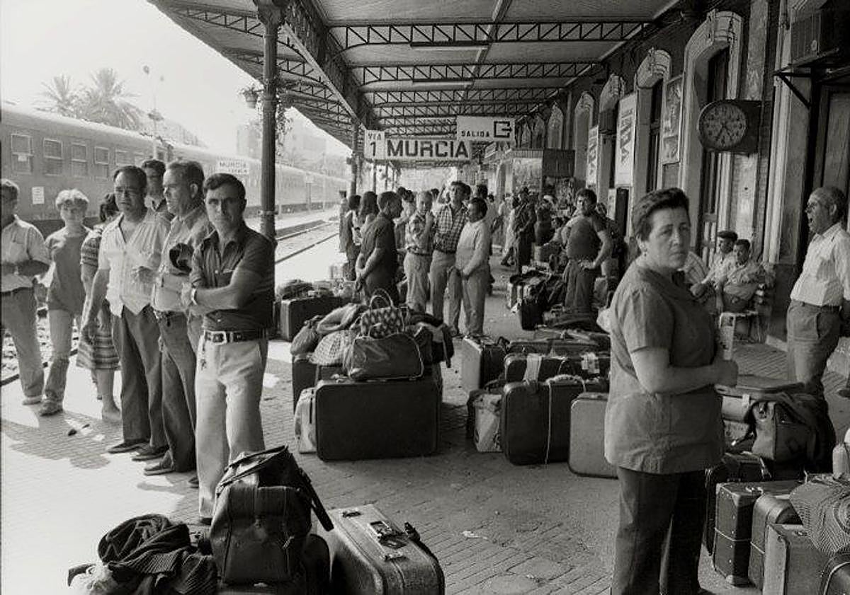 Imagen principal - Murcia. Emigrantes a la vendimia francesa en la estación del Carmen (1977). | Espinardo. Campamento de verano para niños marginados de los cinco barrios más pobres de Murcia (1981). | San Javier. Vittorio Gassman, a su llegada al aeropuerto de San Javier con motivo de su participación en el festival de la localidad. Finalmente no actuó (1984). 