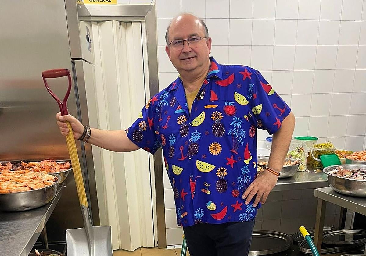 Pedro Lucas, pala en mano, junto a carretillas repletas de maricos.