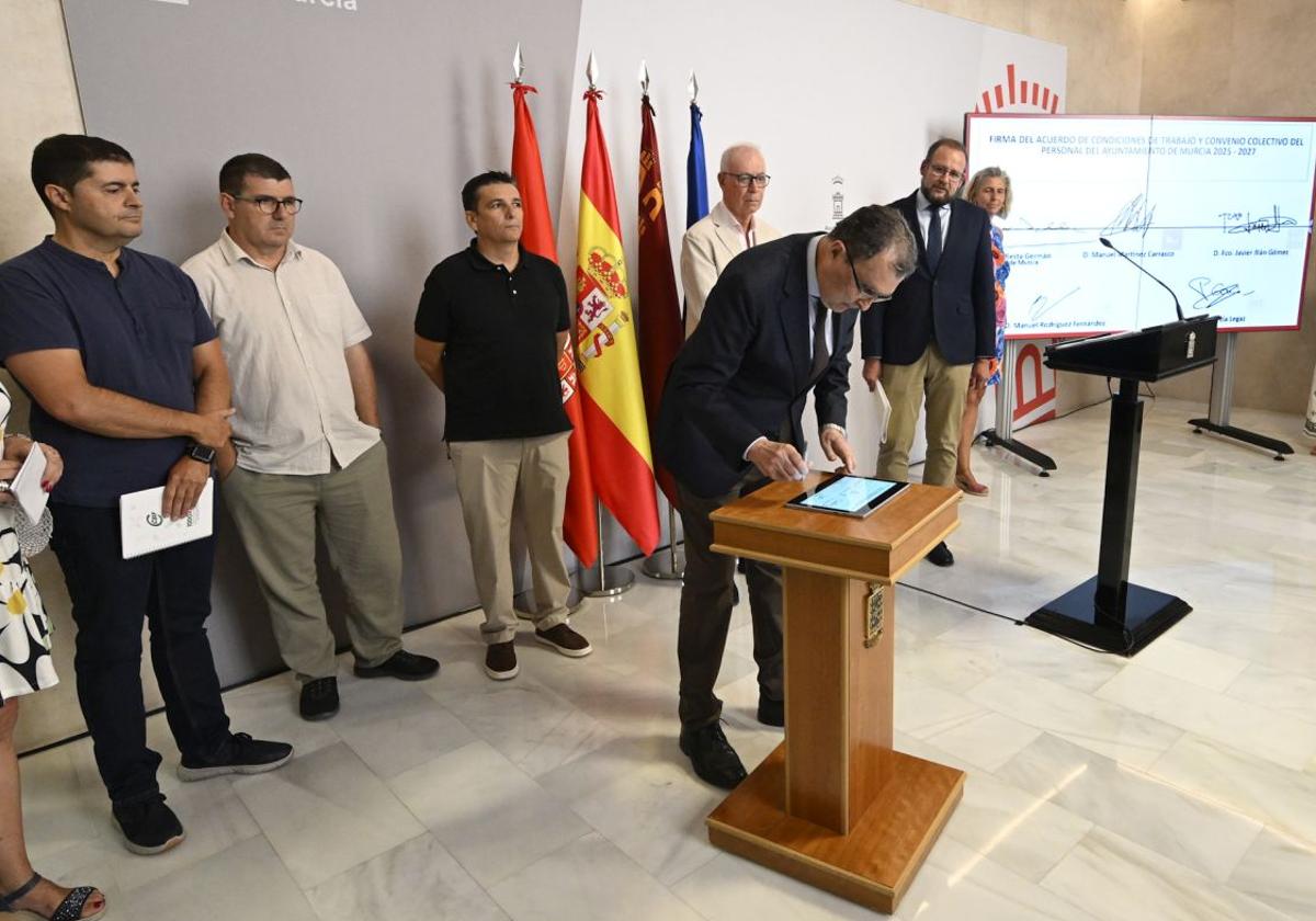 El alcalde José Ballesta en el momento de la firma de los acuerdos.