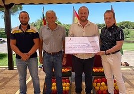 El propietario y director general de Lo Romero Golf Victoriano Jiménez (primero por la derecha) entrega el cheque de la recaudación a TEA