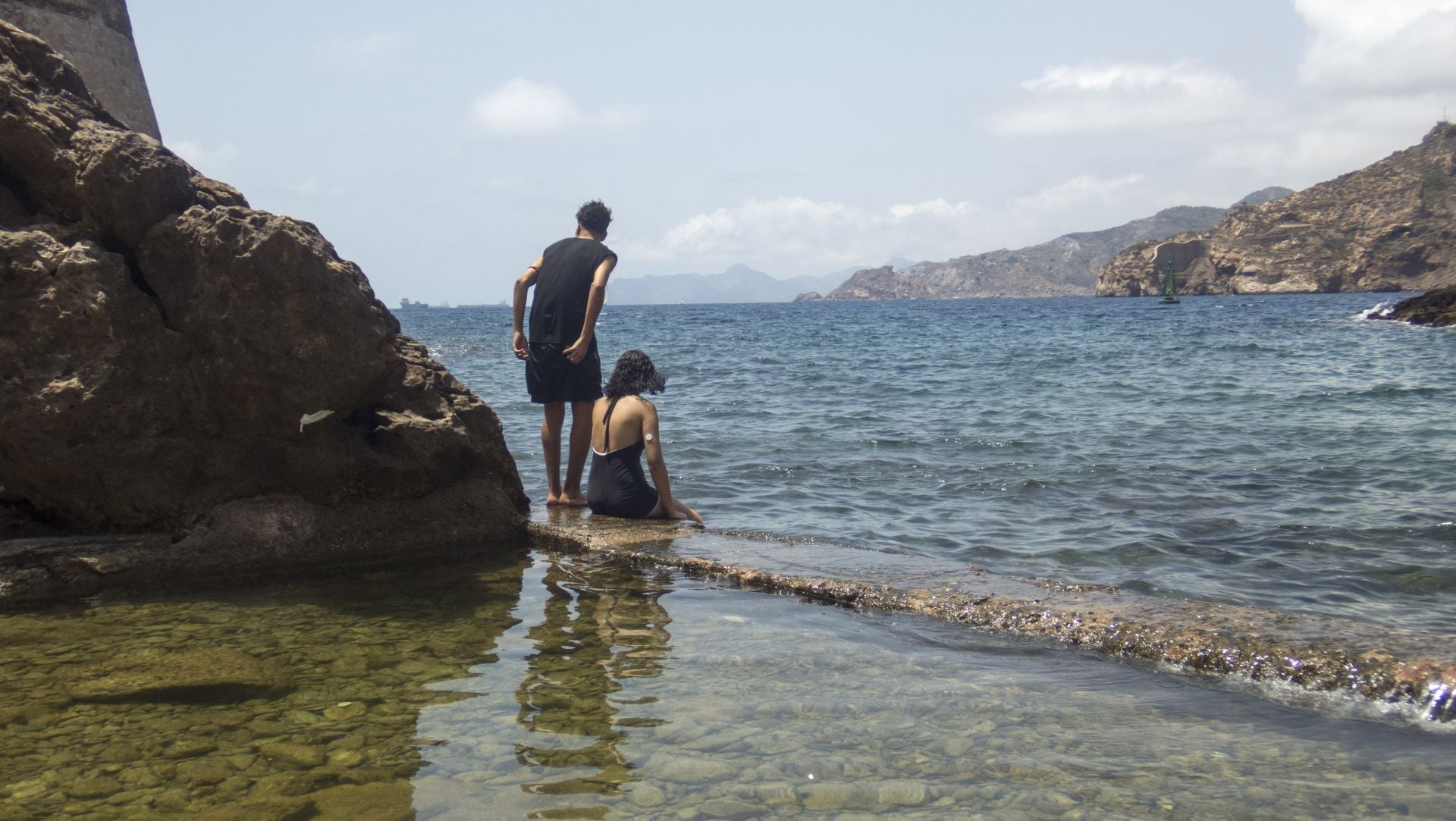 Baño tranquilo en las calas de Cartagena, en imágenes