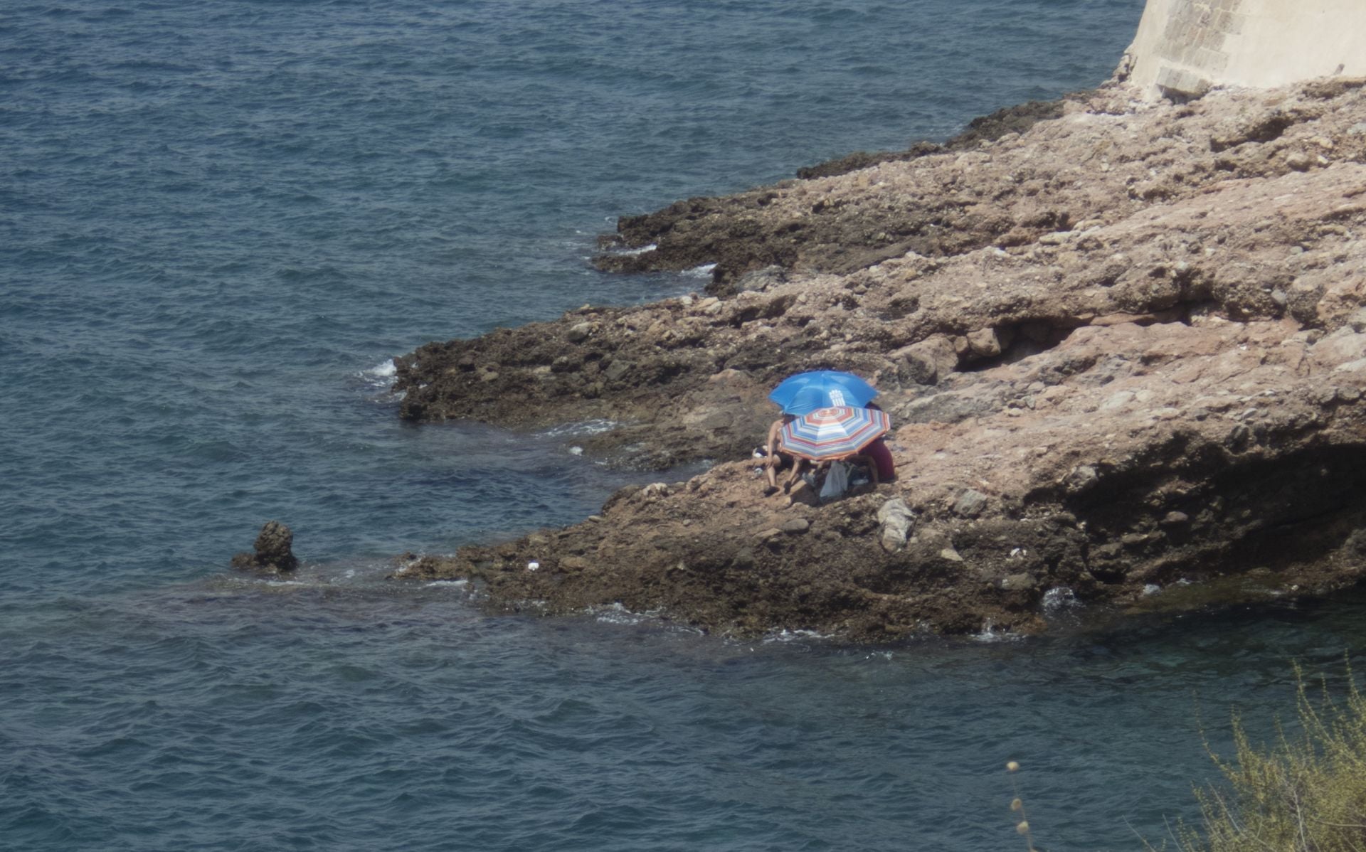 Baño tranquilo en las calas de Cartagena, en imágenes