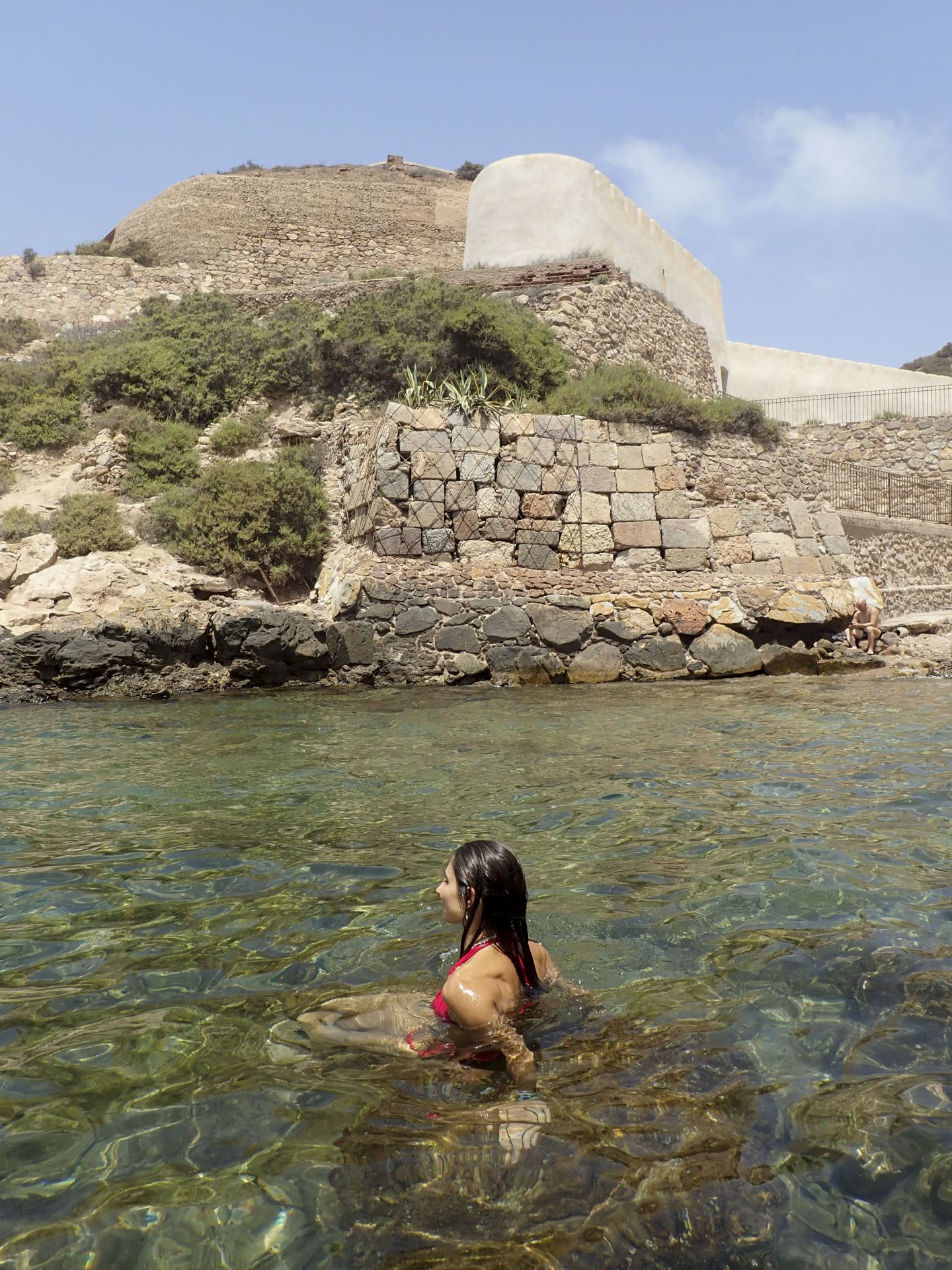 Baño tranquilo en las calas de Cartagena, en imágenes