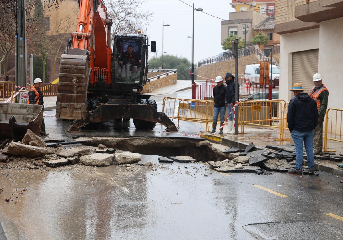 Socavón ocasionado por las fuertes lluvias en la calle San Fernando.