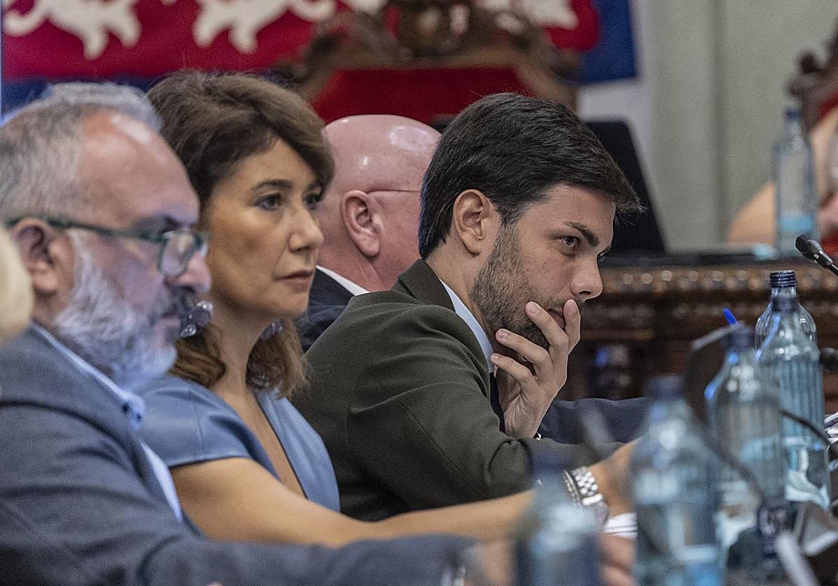 El concejal de Hacienda y portavoz del PP, Nacho Jáudenes, escucha la intervención de los ediles de la oposición en el pleno.