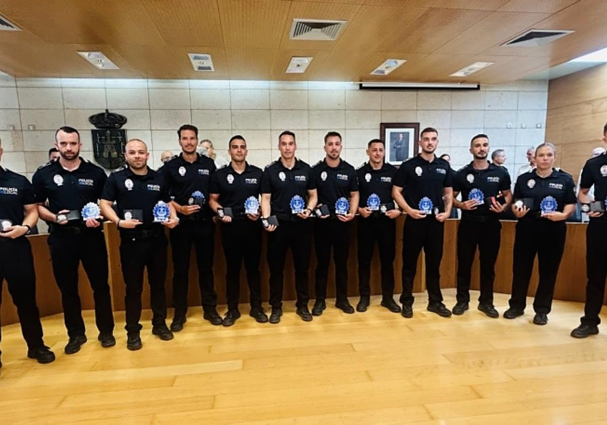 Los doce policías incorporados a la plantilla, en el salón de plenos del Consistorio.