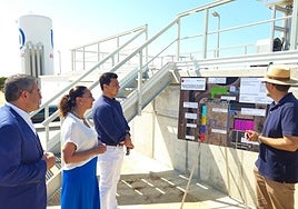Joaquín Buendía, Sara Rubira y José Miguel Luengo, con un técnico.