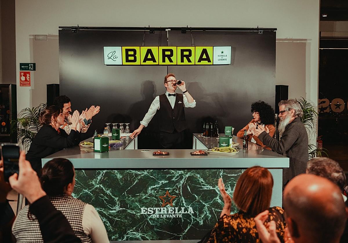 El humorista Joaquín Reyes modera las sesiones del ciclo 'La Barra', en la Sala de Catas de Estrella de Levante.