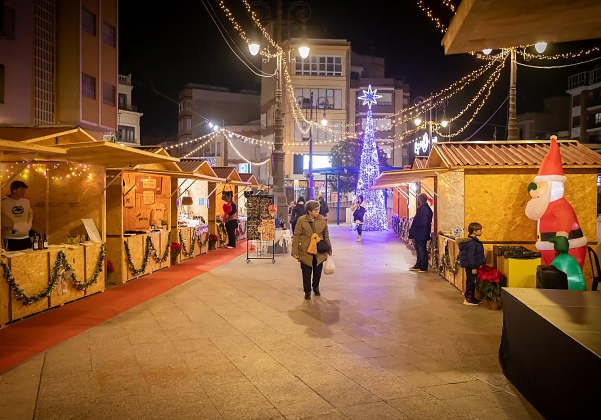 Casetas del mercado navideño del pasado año en la plaza Centuria Romana en Orihuela.
