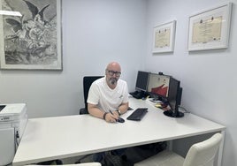 Jaime Martínez, gerente de Plagas Martínez, en su oficina.