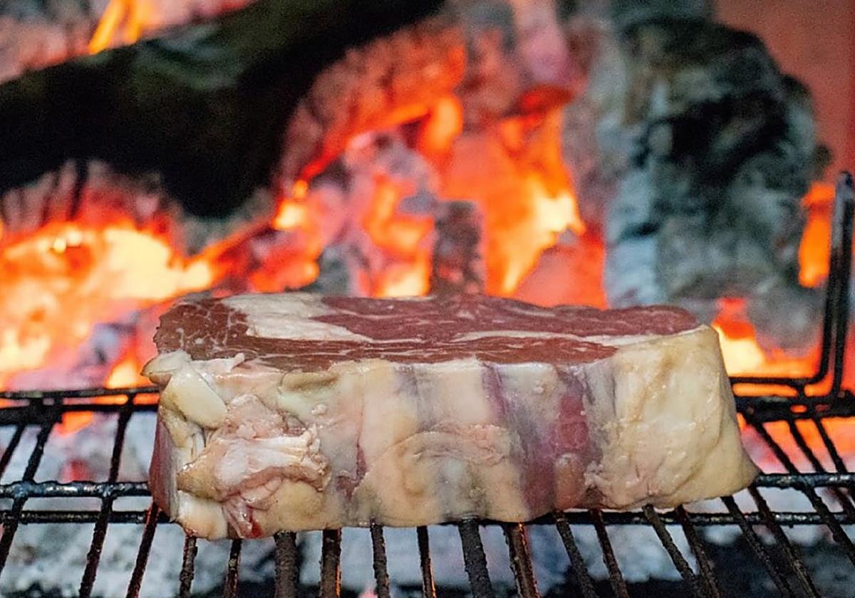 Chuletón de vaca vieja a la brasa en Puerta de Murcia.