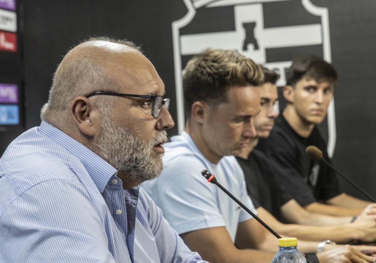 Manuel Sánchez Breis contestando las preguntas de los periodistas, observado por Larrea, Nacho Sánchez y Fidalgo.